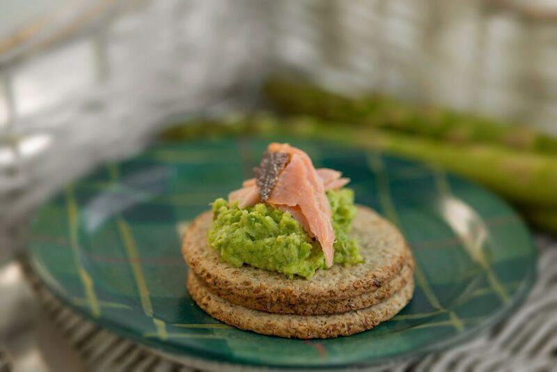 Oatcakes with asparagus and flaked smoked salmon